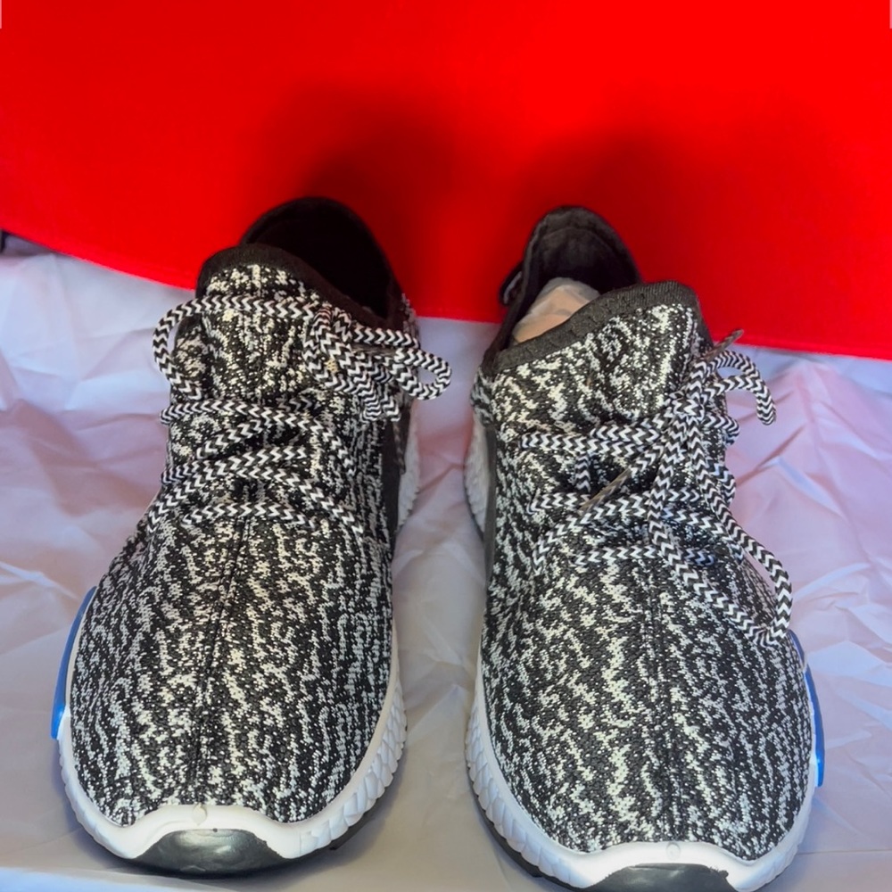 WALKING SNEAKERS